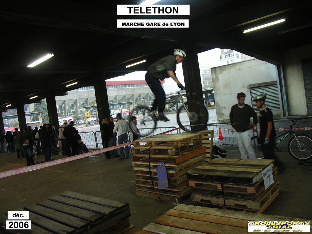 telethon/img/2006 12f telethon marche gare perrache.JPG